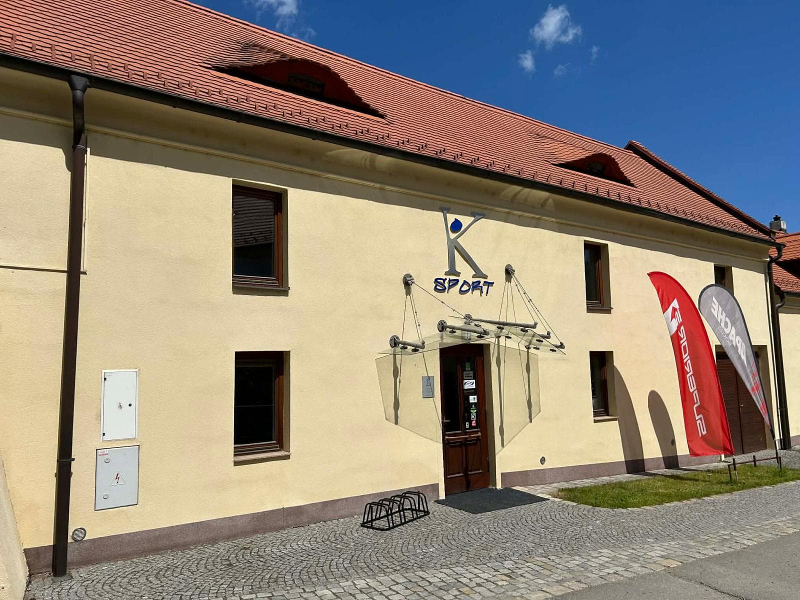 Interiér prodejny K Sport s vystaveným vybavením