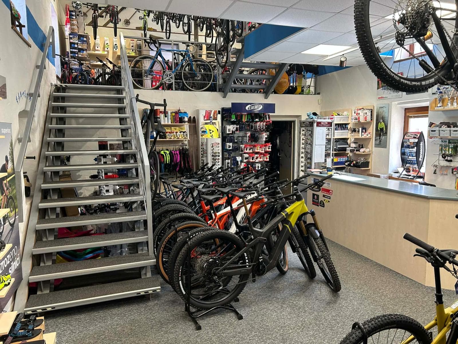 Lyžařské vybavení připravené v obchodě K Sport