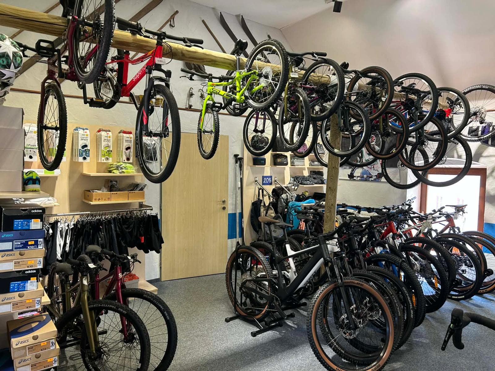 Jízdní kola vystavená v obchodě K Sport