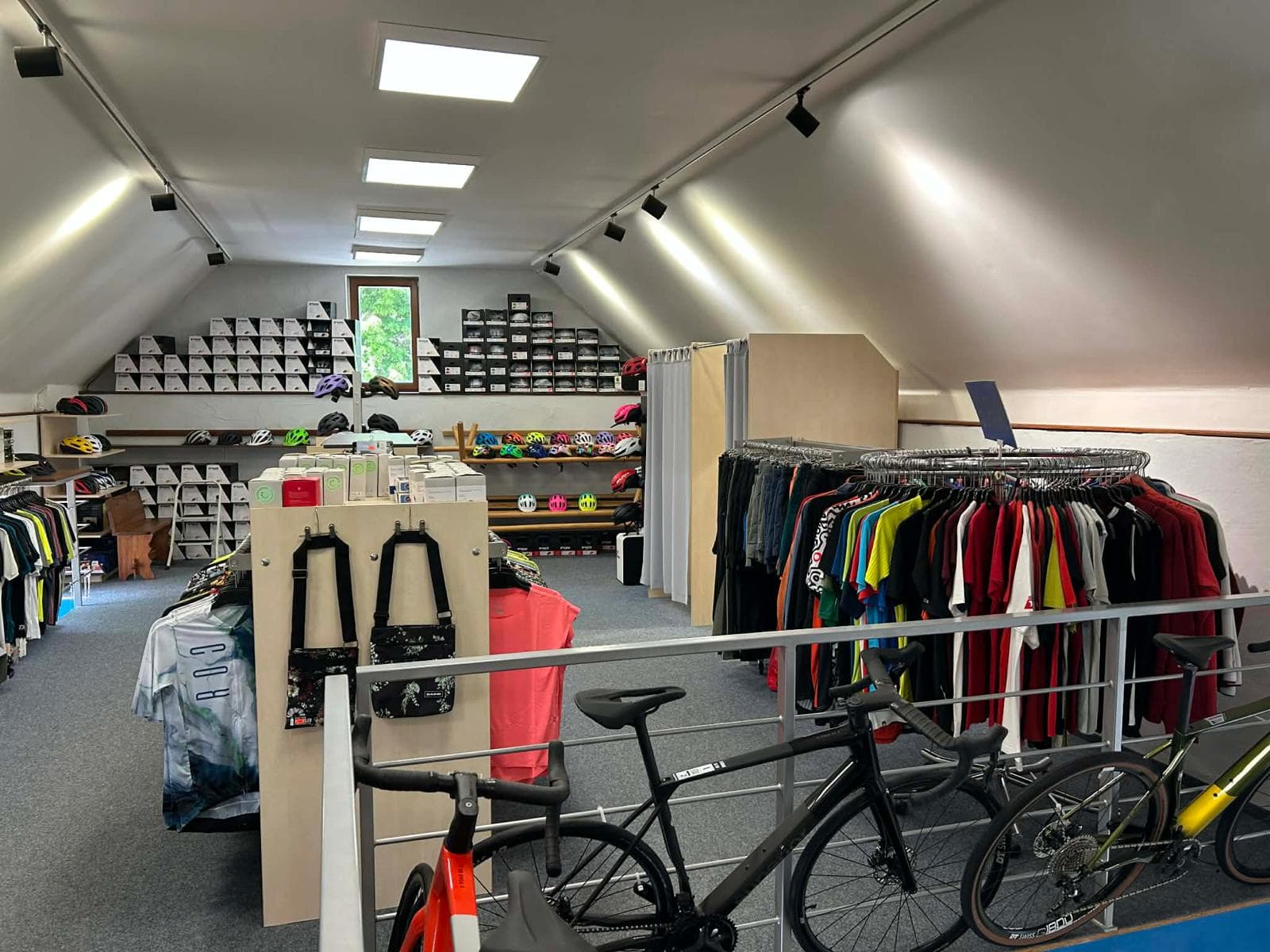 Půjčovna lyží a servisní prostor K Sport