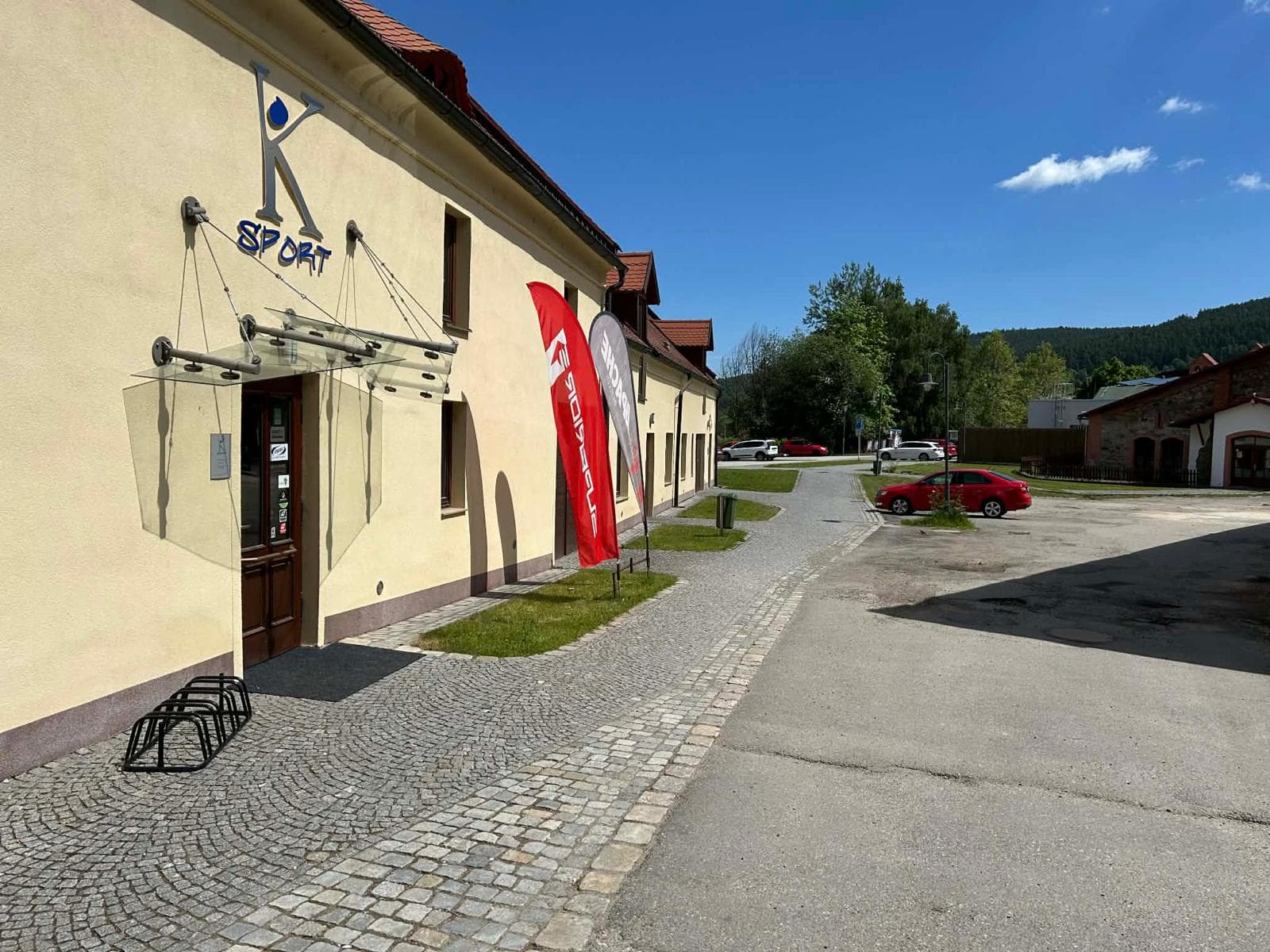 Servisní technik připravuje kolo v K Sport